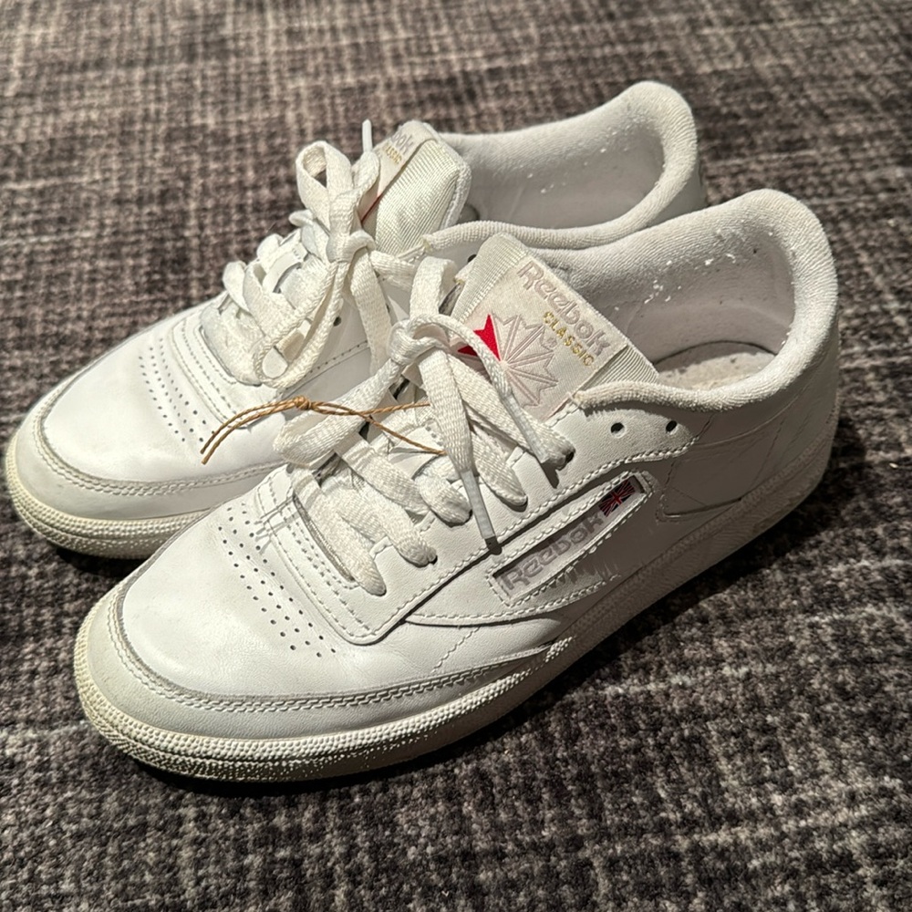 Classic Reebok sneaker 7.5 worn twice